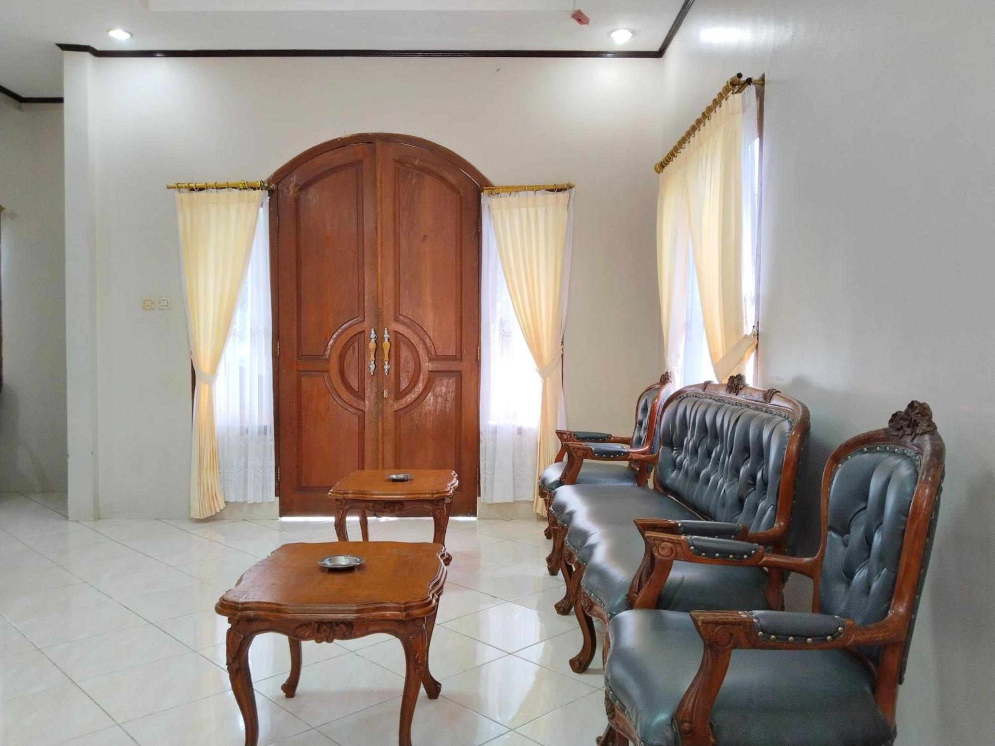 Villa Yustisia Curug 7 Cilember Чісаруа Екстер'єр фото