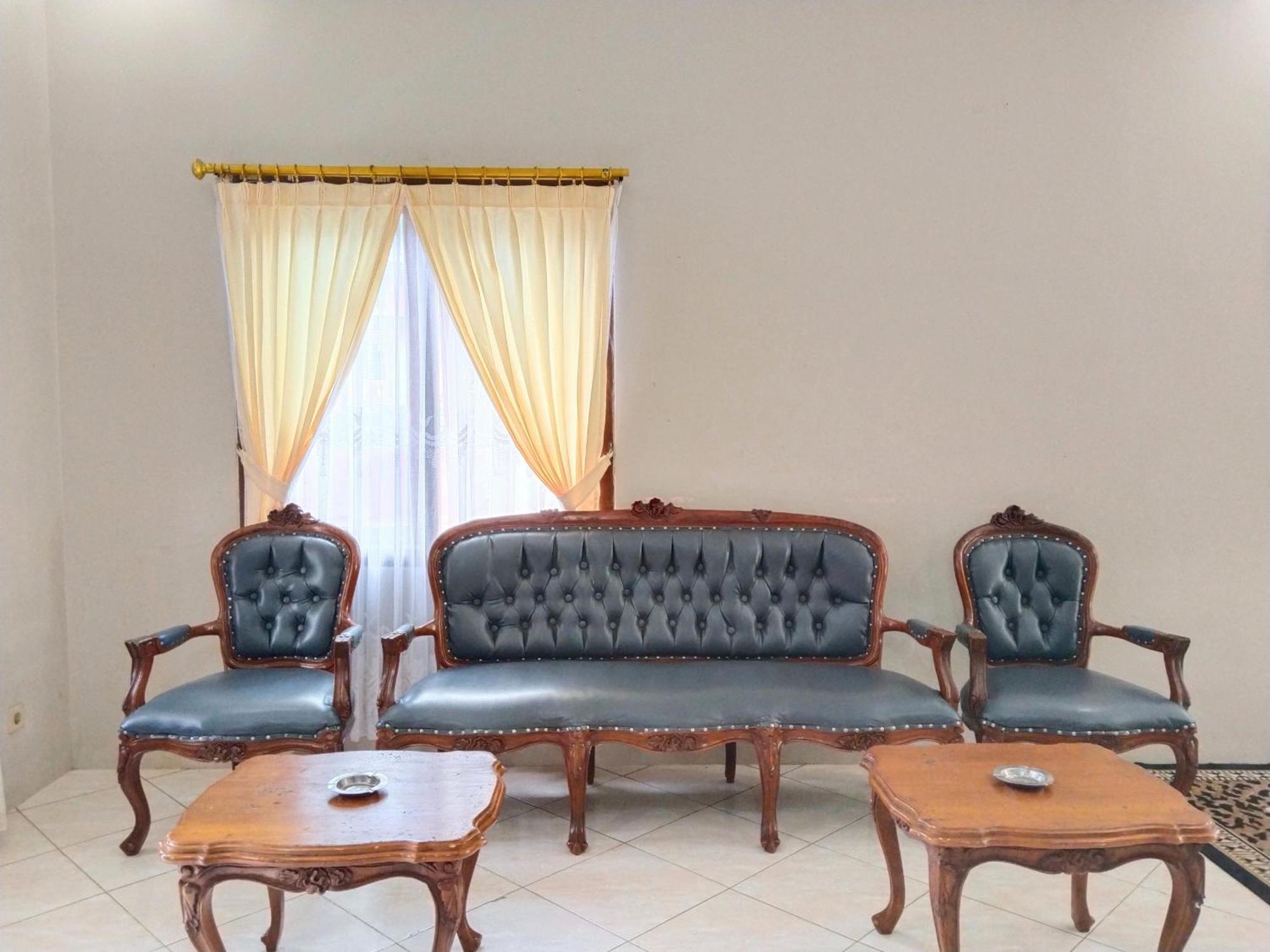 Villa Yustisia Curug 7 Cilember Чісаруа Екстер'єр фото