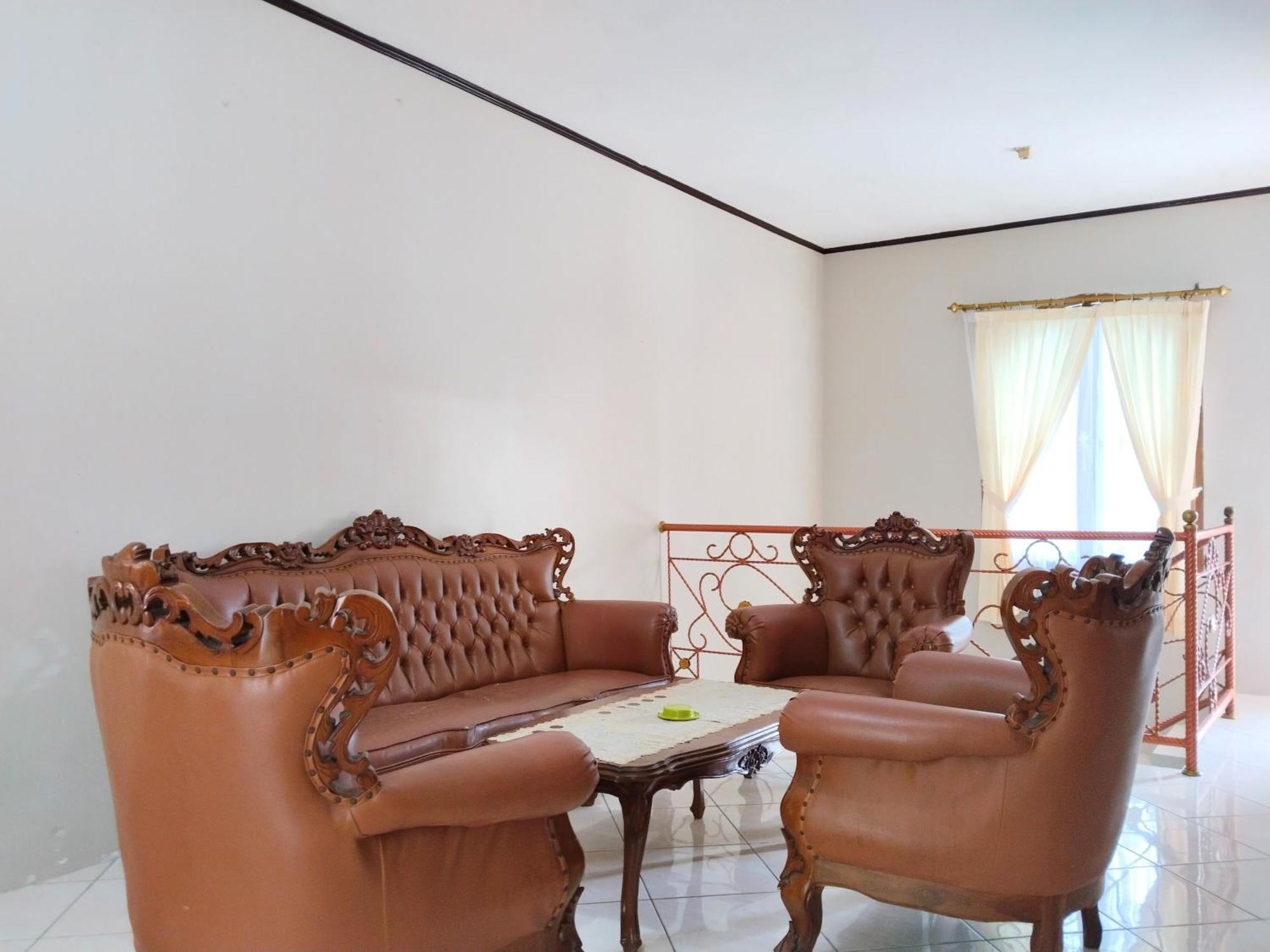 Villa Yustisia Curug 7 Cilember Чісаруа Екстер'єр фото