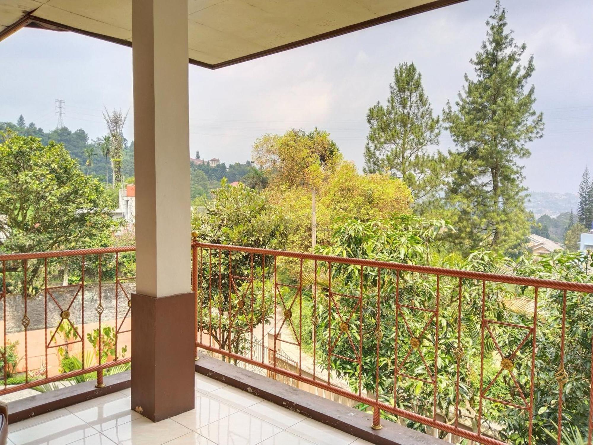 Villa Yustisia Curug 7 Cilember Чісаруа Екстер'єр фото