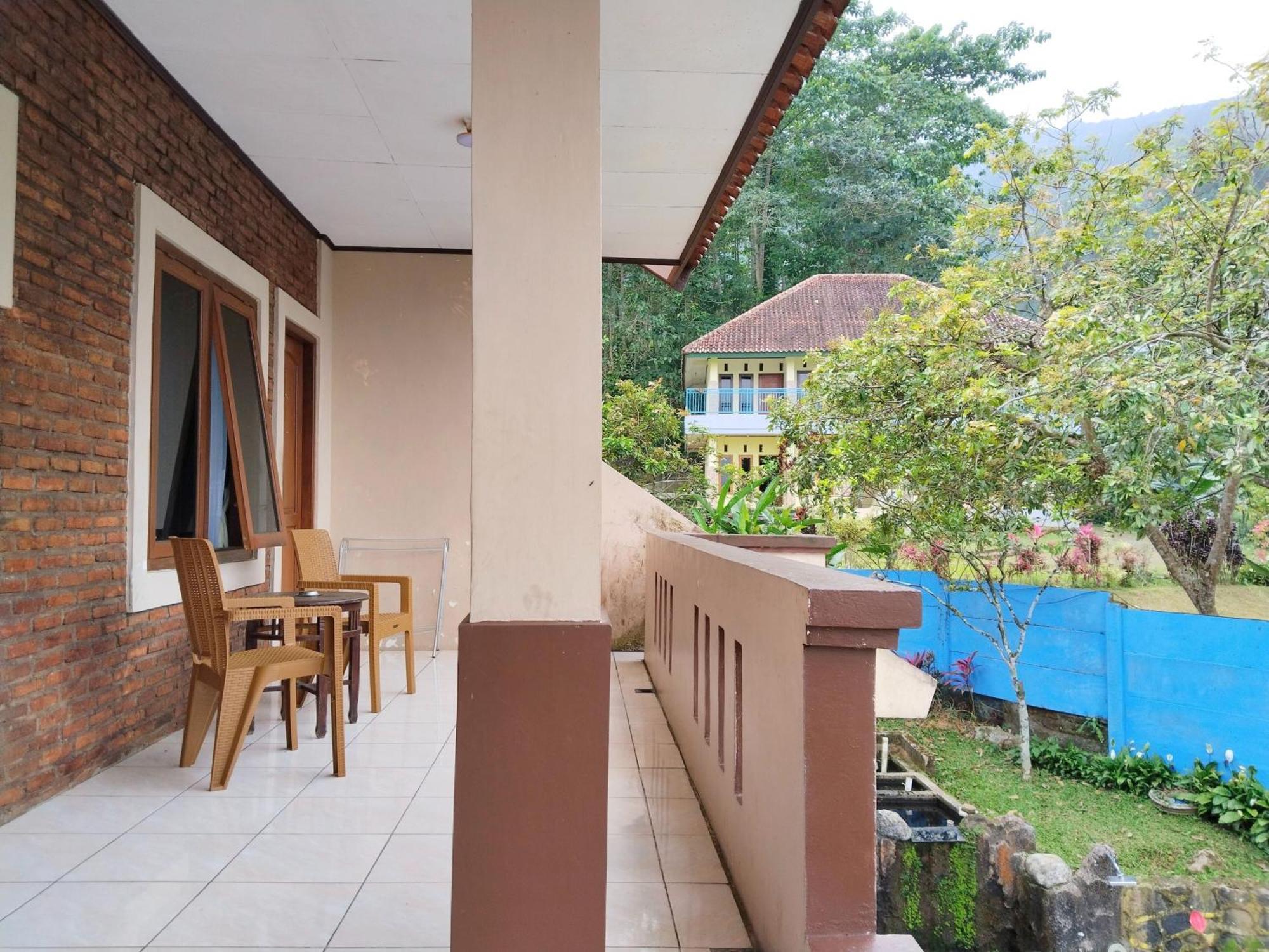Villa Yustisia Curug 7 Cilember Чісаруа Екстер'єр фото