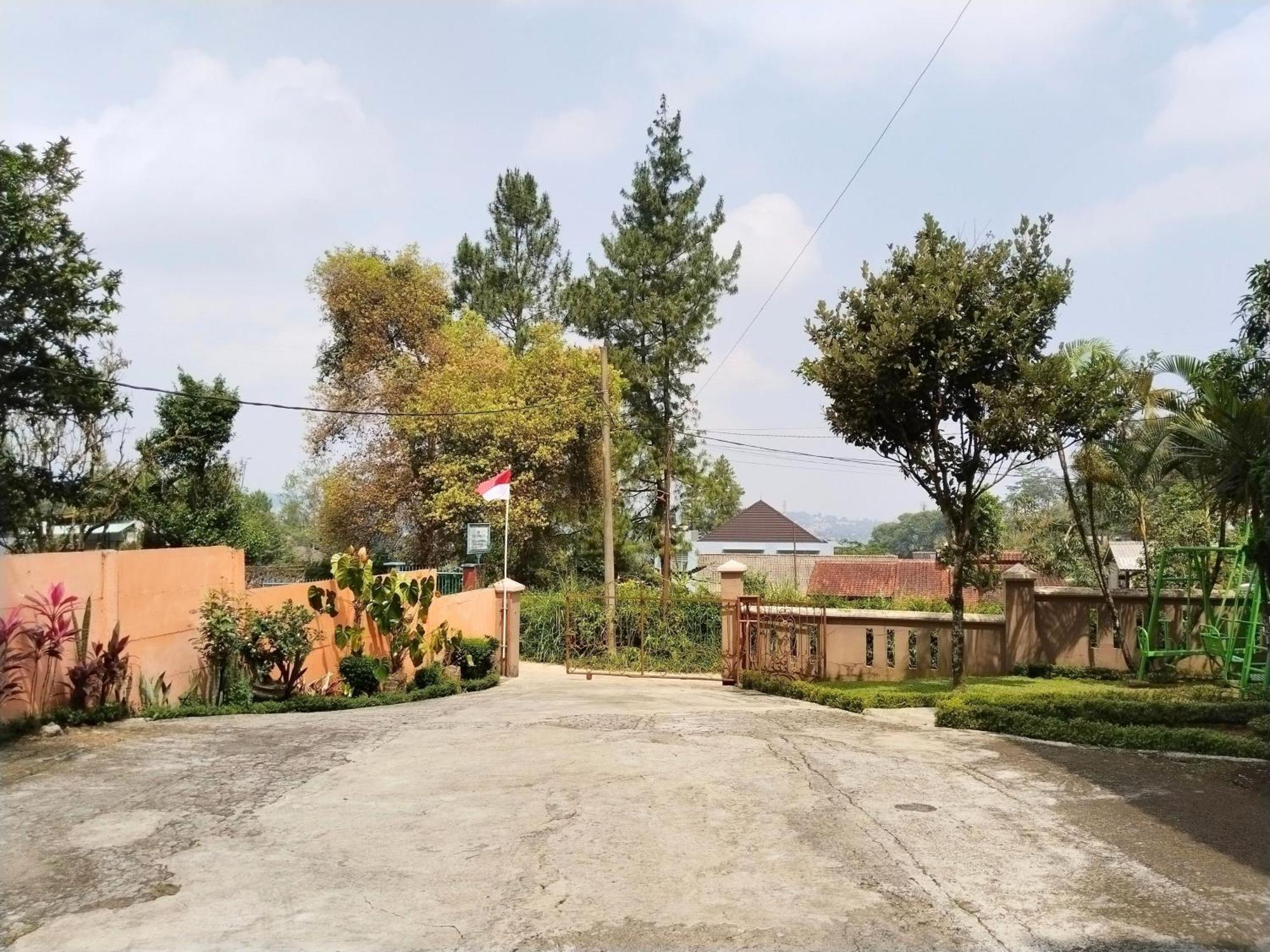 Villa Yustisia Curug 7 Cilember Чісаруа Екстер'єр фото